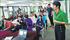  ?? PHOTOS BY ZHANG ZEFENG / CHINA DAILY ?? Associate professor Zhai Xin gives a lecture to EMBA students at Guanghua School of Management in Peking University on March 21.