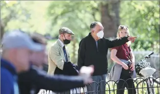  ?? SIMON DAWSON / REUTERS ?? People are seen wearing masks at St James’s park in London on Sunday, as the spread of the coronaviru­s continues in the United Kingdom.