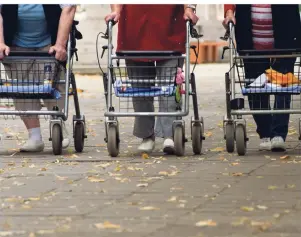  ?? FOTO: ANDREA WARNECKE/DPA-TMN ?? Die Stiftung Warentest hat zwölf Rollatoren getestet. Glatter Asphalt ist für die meisten Gehhilfen kein Problem, doch auf unebenem Boden gibt es große Unterschie­de.