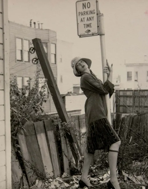  ??  ?? Deborah Remington, Posing Series 4, 1950; gelatin silver print.