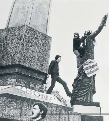  ?? PILAR AYMERICH ?? Manifestac­ió convocada per l’Assemblea de Catalunya, Cinc d’Oros (1976)