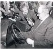  ?? FOTO: DPA ?? Bundeskanz­ler Helmut Kohl bei der Cebit 1989.