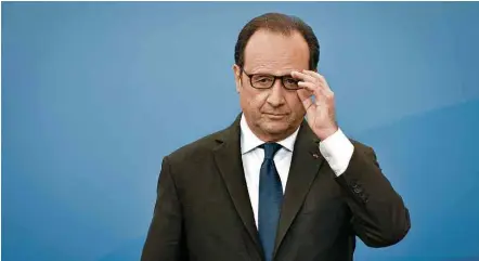  ??  ?? O presidente da França, François Hollande, se prepara para fazer discurso em fábrica aeroespaci­al em Niort no dia 13