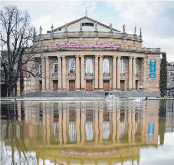  ?? FOTO: DPA ?? Von außen sieht sie gut aus, die Oper Stuttgart, die sich hier im Eckensee spiegelt. Aber im Innern ist das 1911 erbaute Gebäude marode.