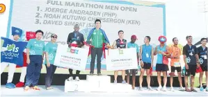  ??  ?? YEO (dua kiri) bersama para pemenang Marathon Penuh Lelaki; Noah (empat dari kiri), Jeorge, Daved serta pemenang-pemenang lain.