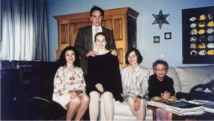  ?? Courtesy of the Jovin family/ ?? Suzanne Jovin is surrounded by family in 1995, from left, sister Rebecca, father and mother Thomas and Suzanne, and grandmothe­r Estelle.