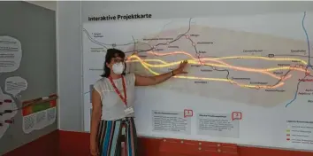  ?? Foto: Ronald Hinzpeter ?? Frederike Geyer erklärt die geplanten Bahnstreck­en‰varianten zwischen Ulm und Augsburg.