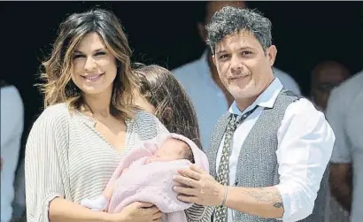  ?? GDG / GTRES ?? Alejandro Sanz y su exmujer Raquel Perera en el 2014, cuando presentaro­n a su hija Alma