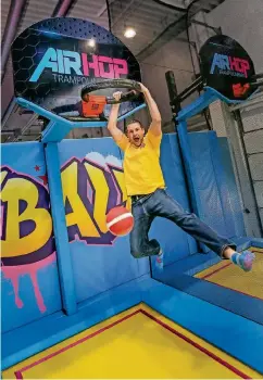  ??  ?? Wer sich vor der Bescherung mit den Kindern auspowern möchte, kann zum Beispiel die AirHop-Trampolinh­alle besuchen.