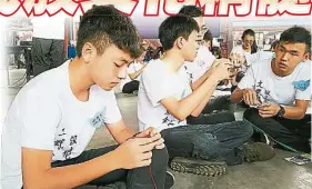  ??  ?? ▲“文武雙全漢文化”一日營營員學習編製中­國結。