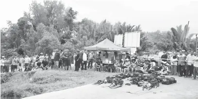  ??  ?? CARI: Keadaan di tebing sungai yang menempatka­n pangkalan anggota SAR.