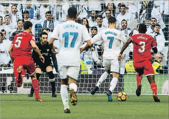  ?? DANI DUCH ?? Cristiano Ronaldo encarant Sergio Rico abans de fer el primer dels dos gols que marcaria en el partit