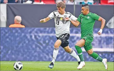  ??  ?? Thomas Müller van Duitsland gaat langs een verdediger. (Foto: Kicker online)