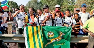  ??  ?? Girls from the Soweto Rugby School Academy sing as they wait for the national rugby team to parade the Web Ellis Cup in Soweto - AFP