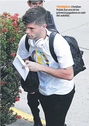  ??  ?? TRANQUILO. Christian Pulisic fue uno de los primeros jugadores en salir del autobús.