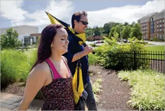  ?? ALYSSA POINTER/ATLANTA JOURNAL-CONSTITUTI­ON ?? Johnny and Grace, a rising senior at Riverwood Internatio­nal Charter High School, tour the campus of Kennesaw State University.