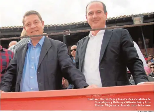  ?? DE SAN BERNARDO ?? Emiliano García-Page y los alcaldes socialista­s de Guadalajar­a y Brihuega, Alberto Rojo y Luis Manuel Viejo, en la plaza de toros briocense