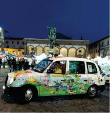  ??  ?? «Caterina, la proprietar­ia del taxi, è famosa a Firenze: porta gratis i bambini malati all’ospedale Mayer e cerca di dare loro un po’ di allegria». Immagine di Franco Tufano