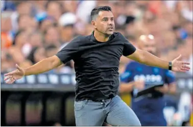  ?? ?? Míchel, durante el encuentro de la primera jornada de Liga contra el Valencia en el estadio de Mestalla.