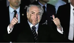  ?? Mateus Bonomi/Folhapress ?? Temer faz sinal de positivo ao deixar o Hospital do Exército, em Brasília, na noite de ontem; soldados tiveram de fechar a rua enquanto presidente estava lá