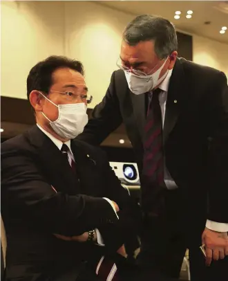  ?? The Yomiuri Shimbun ?? Former LDP Policy Research Council Chairman Fumio Kishida, left, talks with Yoichi Miyazawa, standing adviser to the LDP’s Hiroshima chapter, in Naka Ward, Hiroshima, on Sunday after the LDP candidate lost the Hiroshima rerun election.