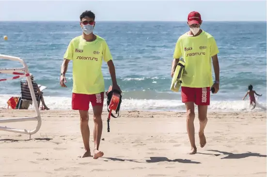  ?? Foto: Ángel Garcia ?? Die Rettungssc­hwimmer sind für die Post-Corona-Zeit gerüstet.