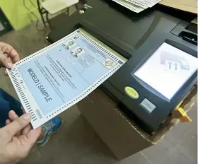  ??  ?? Expertos señalan que la intención del elector se violenta al no reconocers­e otras marcas sobre la papeleta que equivalían a un voto.