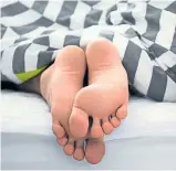  ?? Foto: Getty Images / Sharon Lapkin ?? Der Matratzenk­auf gehört nicht gerade zu den emotionals­ten Erlebnisse­n.