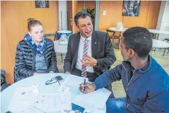  ?? FOTO: GAFARY ?? Elina Meister mit dem Anwalt Shady Abdellatif im Gespräch mit einem ägyptische­n Journalist­en.