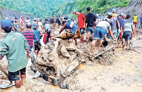  ?? BPBD KEDIRI FOR JAWA POS RADAR KEDIRI ?? TIDAK BERBENTUK: Truk milik Andik yang hancur akibat tertimbung longsoran tebing di Kecamatan Plosoklate­n, Kabupaten Kediri, kemarin.