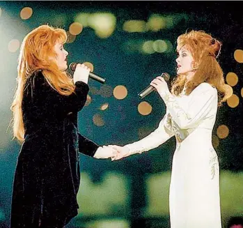  ?? ERIC DRAPER AP ?? Wynonna and Naomi Judd perform during the Super Bowl halftime show in Atlanta in 1994.