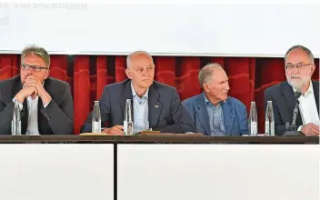  ?? FOTO: BECKER & BREDEL ?? Mit Guido Reil (l.) und Joachim Kuhs (r.) flankierte­n gleich zwei Vertreter des AfD-Bundesvors­tands Landeschef Josef Dörr (2. v. r.) und seinen Stellvertr­eter Rudolf Müller (2. v. l.) auf dem Landespart­eitag in Quierschie­d.