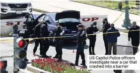  ??  ?? US Capitol Police officers investigat­e near a car that crashed into a barrier