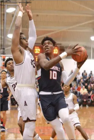  ?? GENE WALSH — MEDIANEWS GROUP ?? Plymouth Whitemarsh’s Naheem McLeod goes in for a layup as Abington’s Eric Dixon defends.