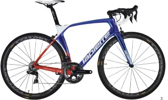  ??  ?? Voici la version la plus haut de gamme aux couleurs de la FDJ. Le vélo est équipé en Shimano Dura-Ace Di2, possède des roues Mavic Cosmic ainsi qu’une selle fi’zi:k Arione.