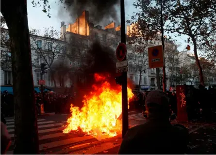  ?? AFP ?? Manifestan­tes encendiero­n fuego en la calle, este sábado, durante una manifestac­ión, en París.