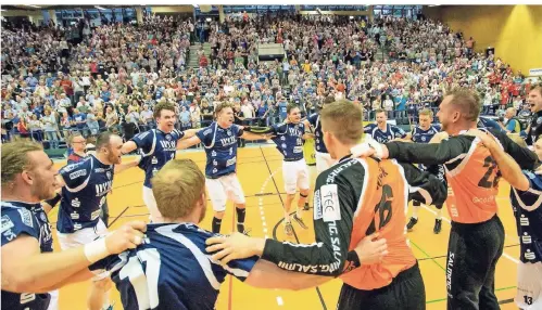  ?? FOTO: IMAGO/DEUTZMANN ?? Ende April: Das Team des Bergischen HC feiert vor vollen Zuschauerr­ängen in der Klingenhal­le den Aufstieg in die Handball-Bundesliga.