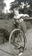  ?? Foto: Archiv Gschwind ?? Der zehnjährig­e Ludwig Gschwind mit seinem geflickten Fahrrad unterwegs in Nördlingen.