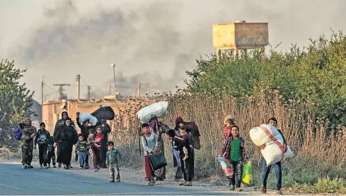  ?? DELIL SOULEIMAN / AFP ?? Vítimas. Civis fogem do norte da Síria em razão da ofensiva turca; agências de ajuda humanitári­a temem uma nova crise de refugiados