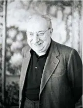  ??  ?? Giorgio Manganelli (1922-1990) e, sotto, il libro Concupisce­nza libraria (Adelphi) di Salvatore Silvano Nigro