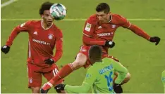  ?? Foto: Lukas Barth‰Tuttas, dpa ?? Das 250. Bundesliga‰Tor von Robert Lewandowsk­i (rechts) zum zwischenze­itlichen 1:1 leitete die Wende für den FC Bayern ein.