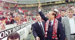  ??  ?? Lo scudetto
Silvio Berlusconi dopo la vittoria del 16esimo scudetto rossonero nel 1999 Ansa