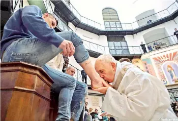  ?? EFE ?? El Papa besa el pie de un reo no católico, ayer en la cárcel de Regina Coeli, ayer.