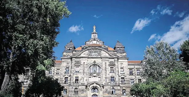  ?? FOTO: ROBERT MICHAEL/DPA ?? Die Sächsische Staatskanz­lei in Dresden: Ein Bündnis aus Wirtschaft und Kommunen fordert von der Staatsregi­erung, ihr Personal zu reduzieren und für solide Staatsfina­nzen zu sorgen.