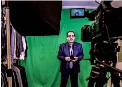  ??  ?? INFLUÊNCIA O senador Jorge Kajuru grava um de seus vídeos no estúdio que instalou em seu gabinete: produção diária