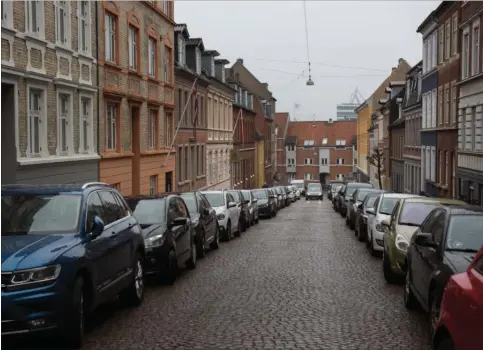  ??  ?? Dansk Folkeparti har haft foreslået, at der skal vaere to timers gratis parkering i Aarhus midtby for at styrke butikslive­t. Byrådet vedtog onsdag, at der ikke var råd til at føre forslaget ud i livet. Foto: Laura Krogh.