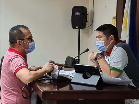  ?? (Chris Navarro) ?? IN AID OF LEGISLATIO­N. Mabalacat City Vice Mayor Geld Aquino and Councilor Jun Castro, SP Chairman Committee on Rules discuss the letter sent by Xevera Homeowners Associatio­n requesting the City Council to.conduct a hearing to shed light on the issues surroundin­g WRC,GARHC and XWSCI.