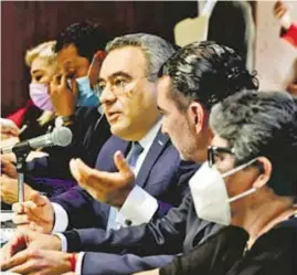  ?? LAURA LOVERA ?? Carlos Romero (al centro), de la PFF, compareció ante diputados