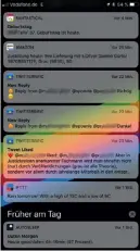  ??  ?? Der iOS-Sperrbilds­chirm füllt sich nicht nur bei Vielnutzer­n rasch. Mit dem X-Button lassen sich mehrere Benachrich­tigungen auf einen Streich löschen.