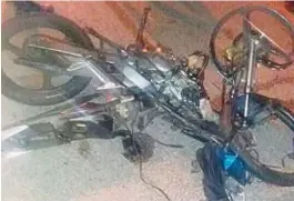  ??  ?? Keadaan motosikal mangsa akibat dirempuh kereta selepas dipercayai menunggang melawan arus di Kilometer 3.1 Lebuhraya Penyuraian Timur, Johor Bahru, awal pagi semalam.